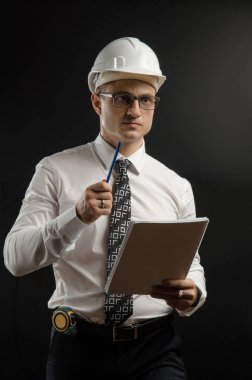 Ustabaşı bir inşaat sahasında kılığında bir beyaz kask içinde adam