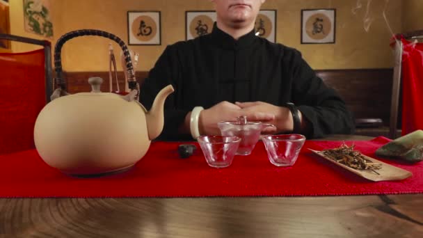 Традиционное китайское заваривание чая — стоковое видео