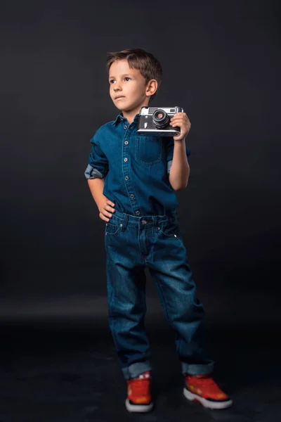 Хлопчик Гойдається Саморобній Гойдалці — стокове фото