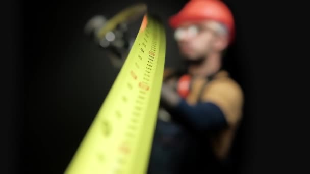 Werknemer, bouwer, ingenieur maatregelen met behulp van een meetlint. Verschuiving van de focus op meting — Stockvideo