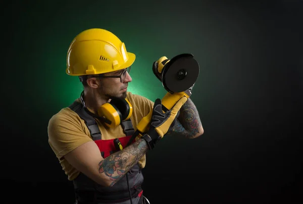 Jonge Man Die Zich Voordeed Een Zwarte Achtergrond Een Uniform — Stockfoto