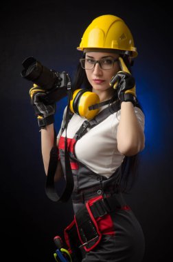 kız fotoğrafçı bir kask bir Dslr fotoğraf makinesi ile bir inşaat sahasında