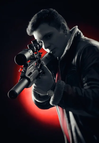 Νεαροί άνδρες με όπλα που ποζάρει πάνω σε μαύρο φόντο με οπίσθιο φωτισμό — Φωτογραφία Αρχείου