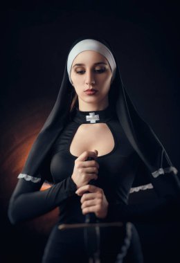 bir rahibe inancım olmayan inanç adına bir silahla