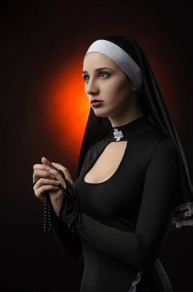 Retrato de arte de uma freira novata em oração profunda com rosário — Fotografia de Stock