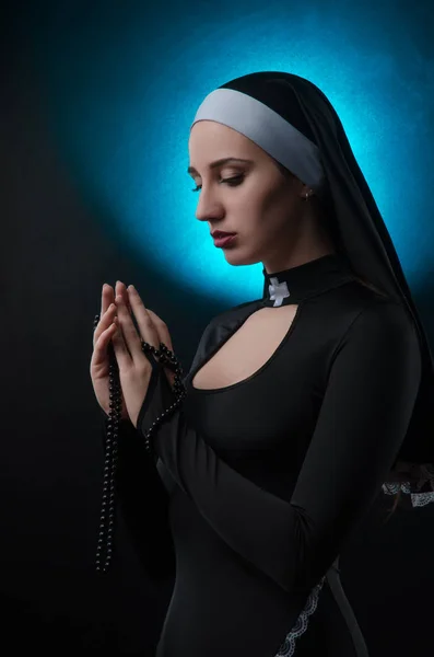 Fine art portrait of a novice nun in deep prayer with rosary — Stock Photo, Image
