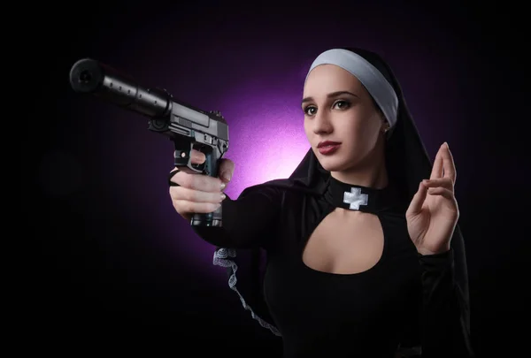 Una suora con un'arma in nome della fede — Foto Stock
