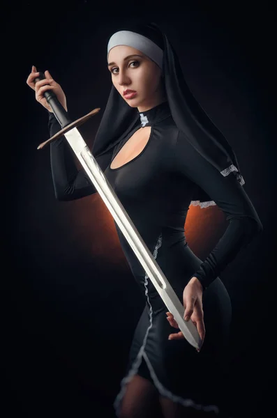 Uma freira com uma arma em nome da fé — Fotografia de Stock