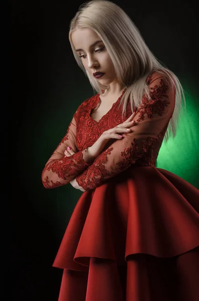 Menina bonita em vestido vermelho — Fotografia de Stock