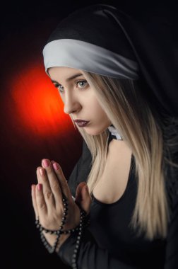 Bir acemi Rahibe derin dua tespih ile güzel sanatlar portresi