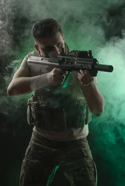 Hombre Con Ropa Militar Especial Posando Con Arma Sus Manos —  Fotos de Stock