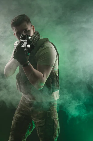 Hombre Con Ropa Militar Especial Posando Con Arma Sus Manos —  Fotos de Stock