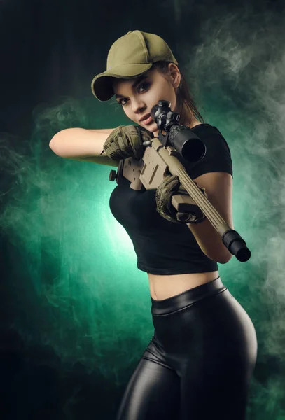 Девушка Военной Спецодежде Позирует Пистолетом Руках Темном Фоне Тумане — стоковое фото