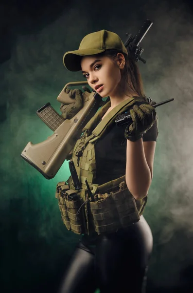 Flicka Militära Speciella Kläder Poserar Med Pistol Händerna Mörk Bakgrund — Stockfoto