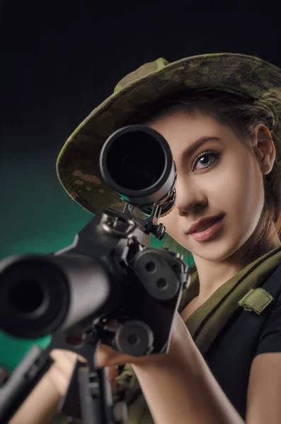 Fille Vêtements Militaires Spéciaux Posant Avec Pistolet Dans Ses Mains — Photo