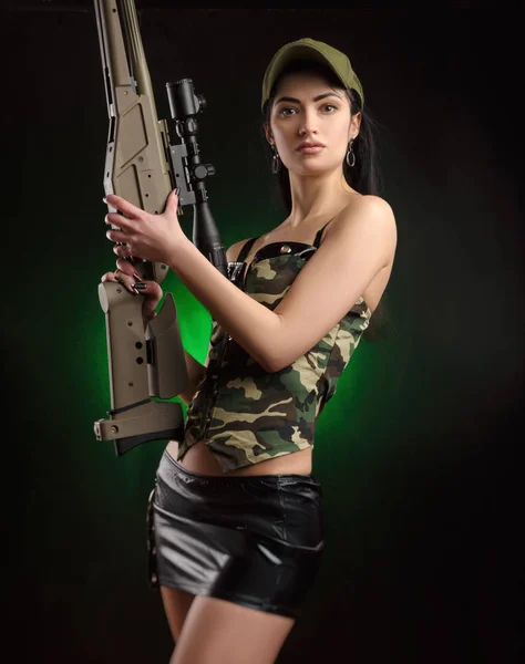 Chica Ropa Militar Especial Posando Con Una Pistola Sus Manos — Foto de Stock