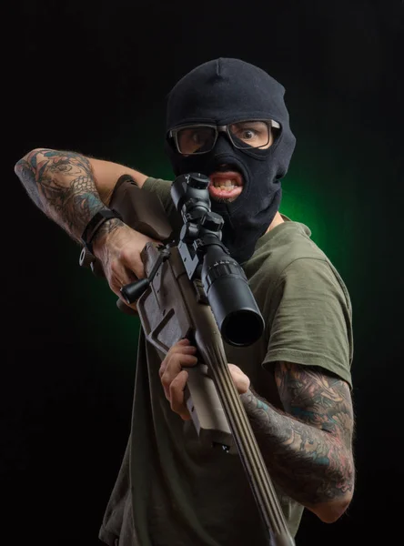 O tipo de roupa protectora e uma máscara preta com uma espingarda de atirador — Fotografia de Stock