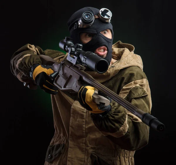 O tipo de roupa protectora e uma máscara preta com uma espingarda de atirador — Fotografia de Stock