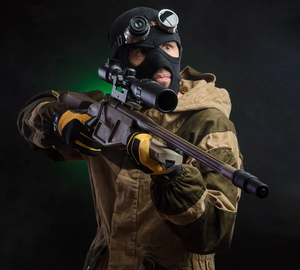 El tipo con ropa protectora y una máscara negra con un rifle de francotirador —  Fotos de Stock