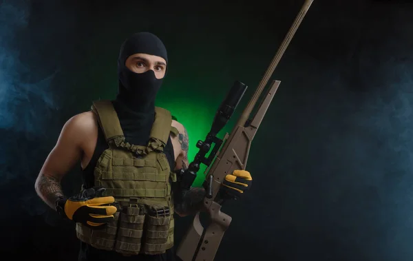 防護服および狙撃兵のライフルと黒マスクの男 — ストック写真