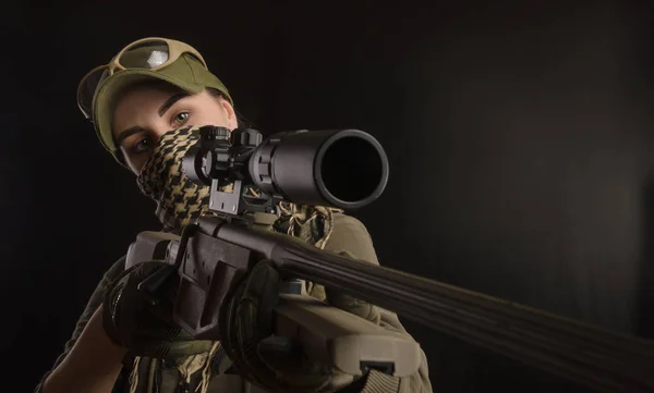 Menina Roupas Militares Especiais Posando Com Uma Arma Suas Mãos — Fotografia de Stock