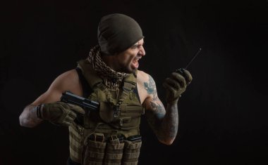 koruyucu elbise ve siyah bir maske bir keskin nişancı tüfeği ile adam