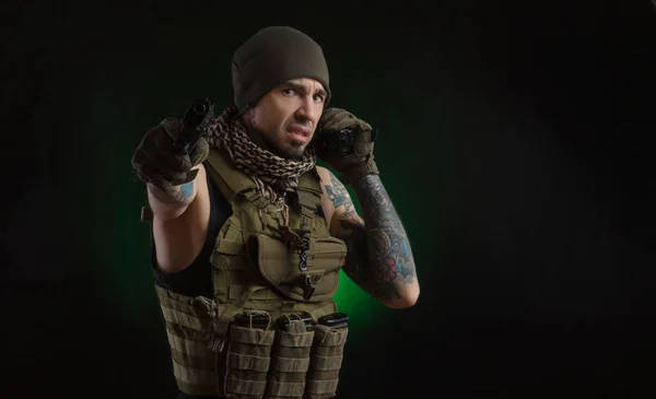 Парень в защитной одежде и черной маске со снайперской винтовкой — стоковое фото