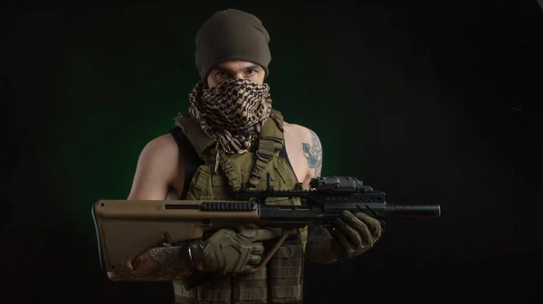 El tipo con ropa protectora y una máscara negra con un rifle de francotirador — Foto de Stock