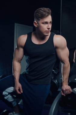 Sportif çocuk trenler dumbbells ile