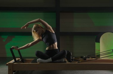 Kadın pilates yapıyor. fitness ve spor