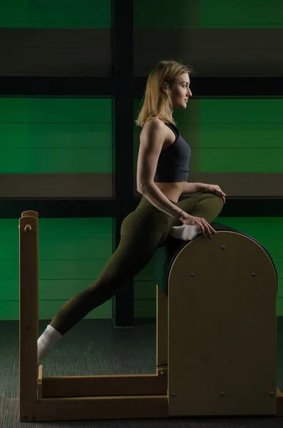 Mujer se dedica a Pilates. fitness y deportes — Foto de Stock