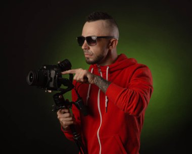 sabitleyici ve dslr kamera ile adam video çekiyor