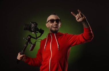 sabitleyici ve dslr kamera ile adam video çekiyor