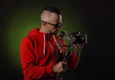 sabitleyici ve dslr kamera ile adam video çekiyor