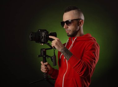 sabitleyici ve dslr kamera ile adam video çekiyor