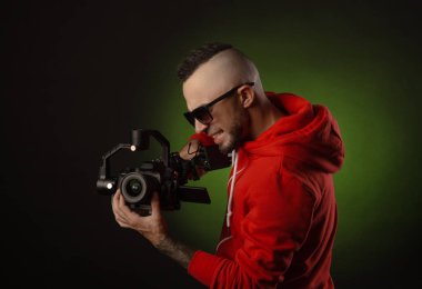 sabitleyici ve dslr kamera ile adam video çekiyor