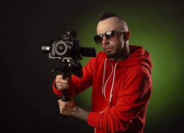 sabitleyici ve dslr kamera ile adam video çekiyor
