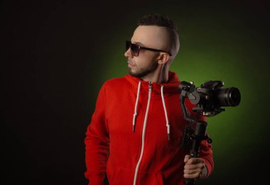 sabitleyici ve dslr kamera ile adam video çekiyor