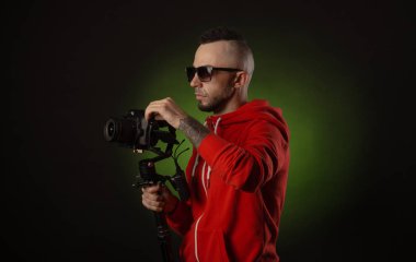 sabitleyici ve dslr kamera ile adam video çekiyor