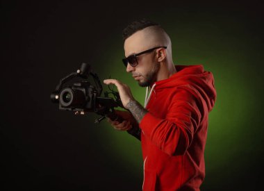 sabitleyici ve dslr kamera ile adam video çekiyor