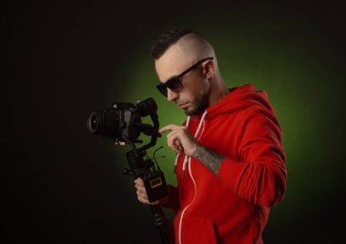 sabitleyici ve dslr kamera ile adam video çekiyor