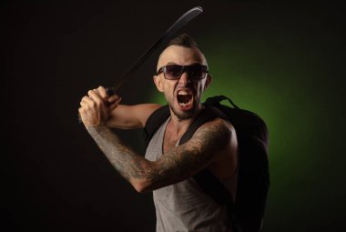 bir pala ile bir tank top bir adam, çığlık, duygular,