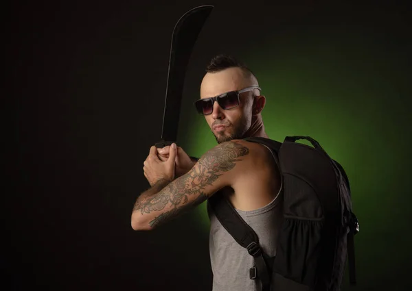 Un hombre en una camiseta con un machete, grito, emociones , — Foto de Stock