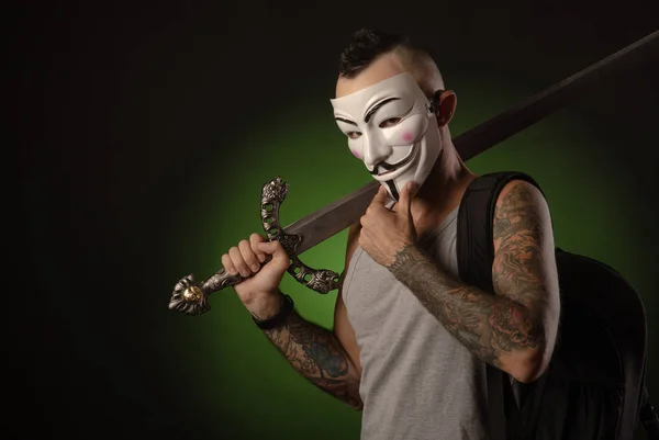 De man in het masker met het zwaard van de vrijheid — Stockfoto