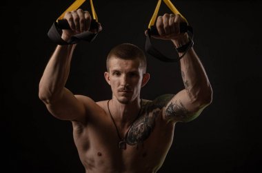 adam poz ve Trx üzerinde pratik