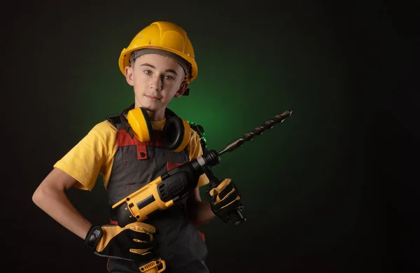 Niño el constructor traje posando con una herramienta de trabajo —  Fotos de Stock