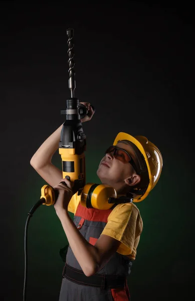 Ребенок Костюм строителя позируя с рабочим инструментом — стоковое фото
