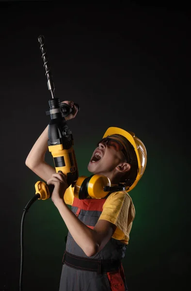 Ребенок Костюм строителя позируя с рабочим инструментом — стоковое фото