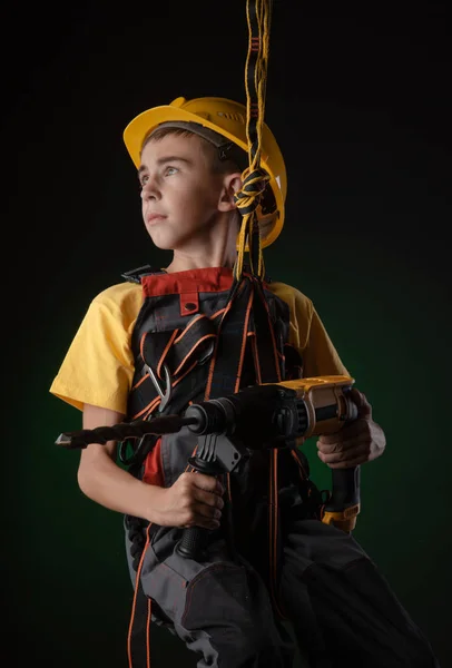 Das Bauarbeiter-Kostüm posiert mit einem Arbeitsgerät — Stockfoto