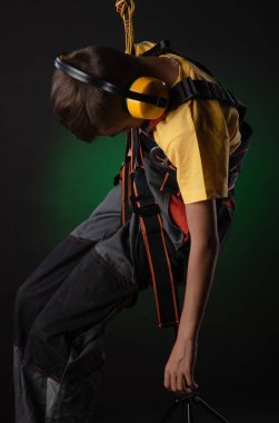 çocuk Builder kostüm bir çalışma aracı ile poz